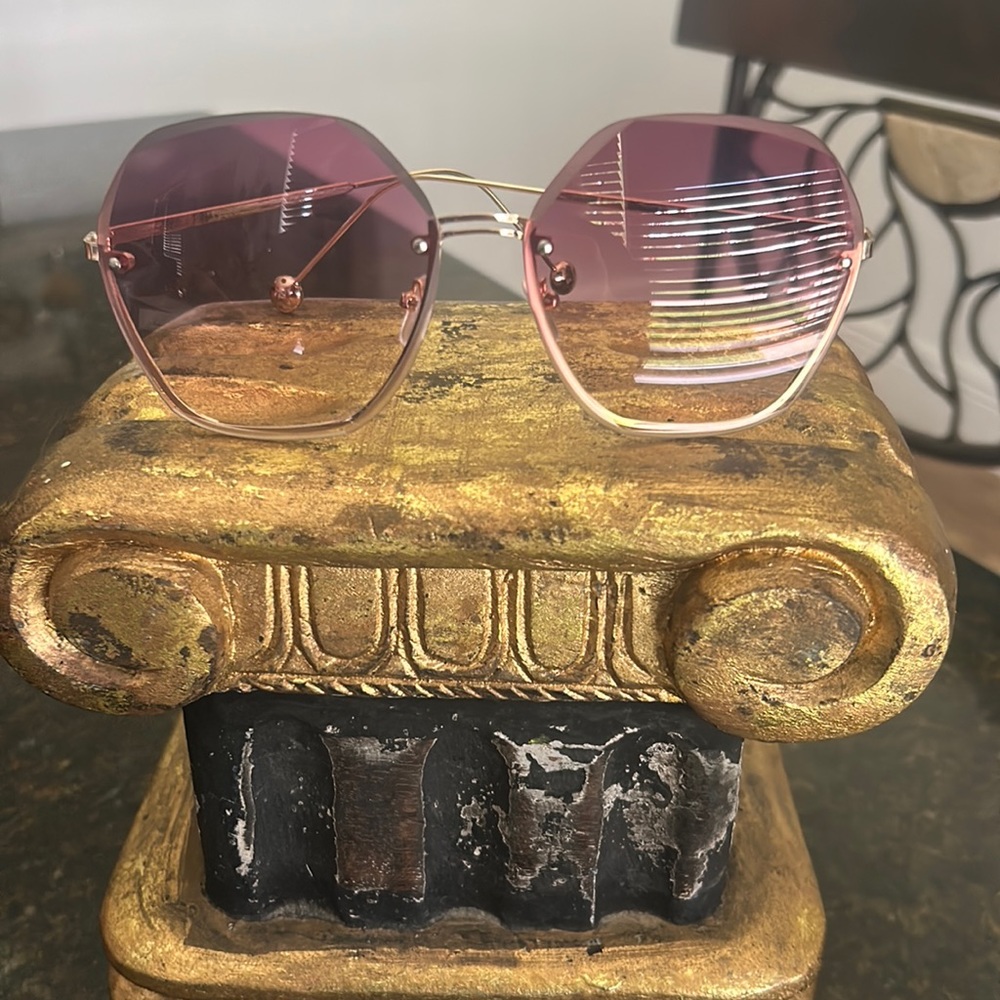 Women's hexagon sunglasses **Free with purchase of $30 or more**
